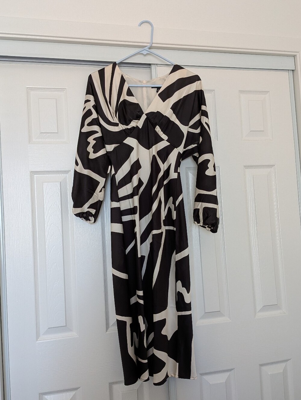 Banana Republic Black & Cream Abstract V-Neck Midi Dress